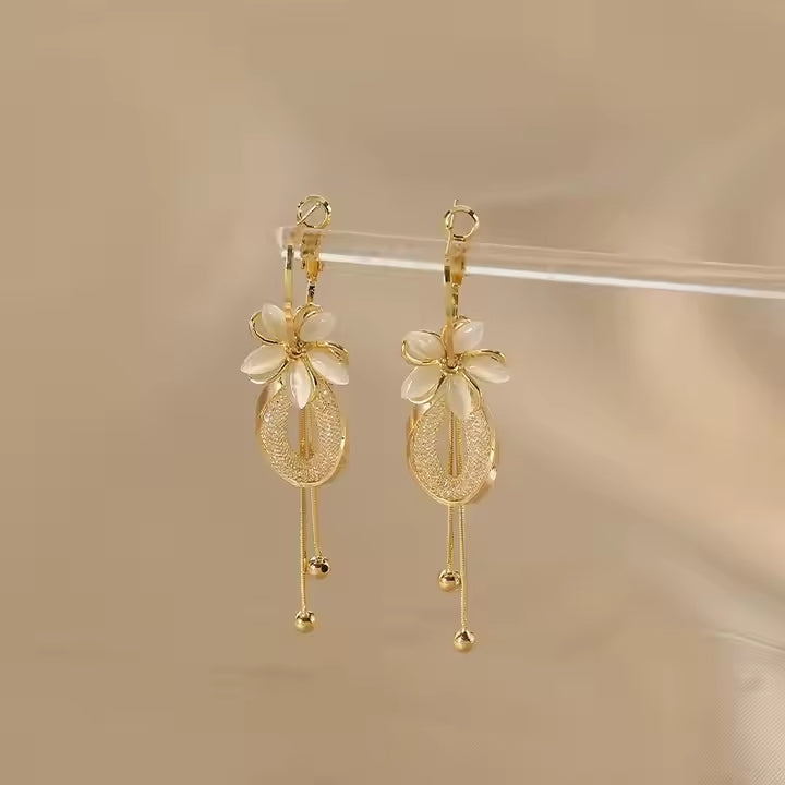 ¡JOYAS ELEGANTES! Pendientes Flor de Oro: Elegancia Natural