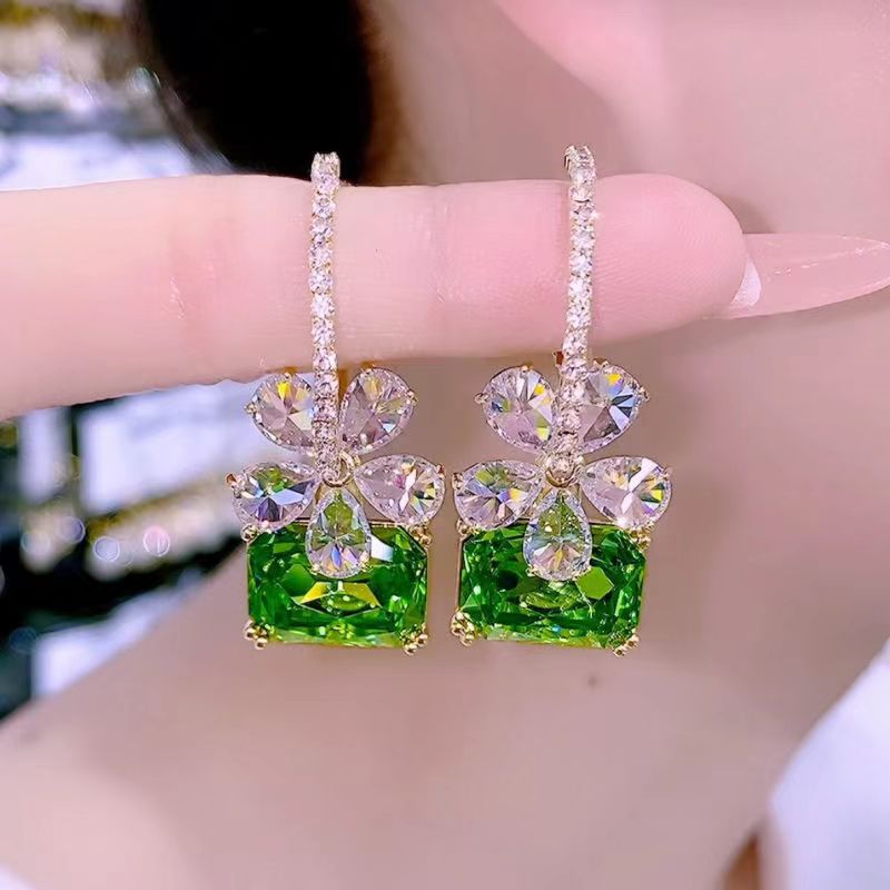 ✨EDICIÓN LIMITADA 💚Elegante pendiente con diamante verde💚